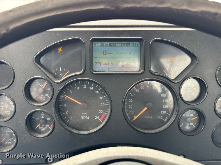 image for item DH9781 2013 Mack CXU612 semi truck