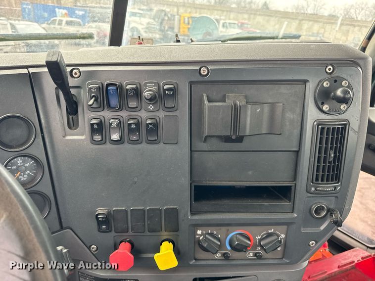 image for item DH9781 2013 Mack CXU612 semi truck