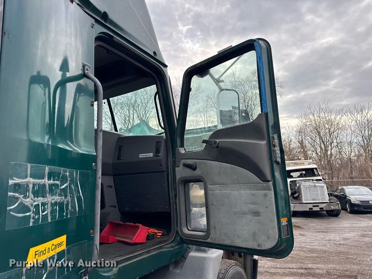 image for item DH9781 2013 Mack CXU612 semi truck