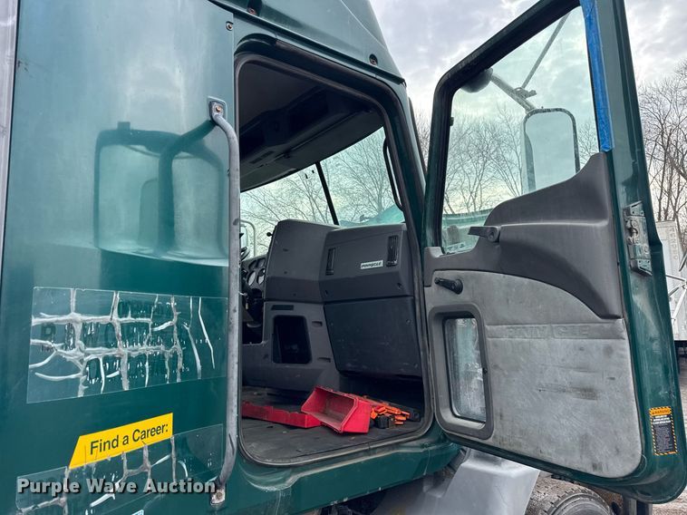 image for item DH9781 2013 Mack CXU612 semi truck