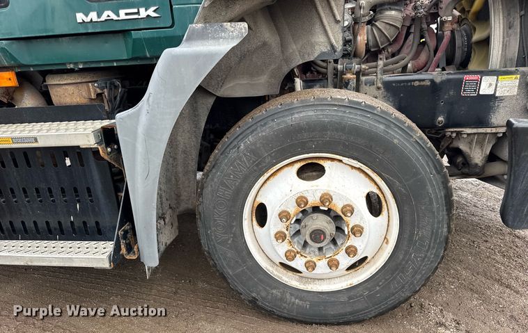 image for item DH9781 2013 Mack CXU612 semi truck