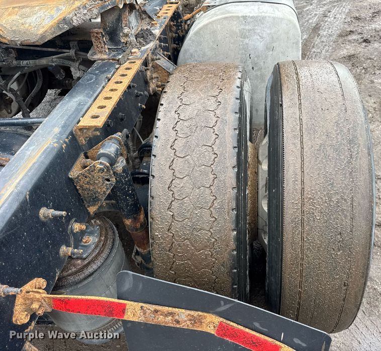 image for item DH9781 2013 Mack CXU612 semi truck