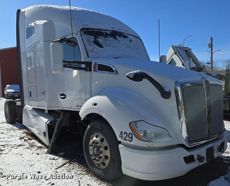 image for item DH9782 2017 Kenworth T680 semi truck