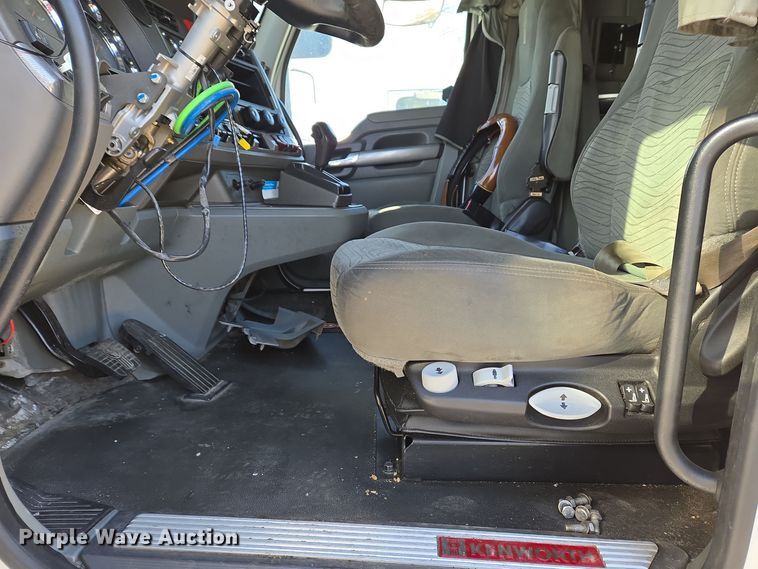 image for item DH9782 2017 Kenworth T680 semi truck