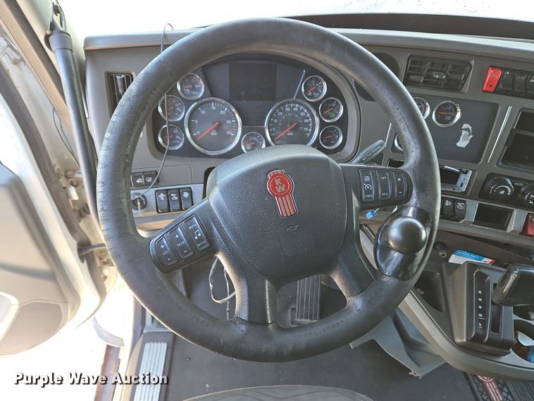 image for item DH9782 2017 Kenworth T680 semi truck