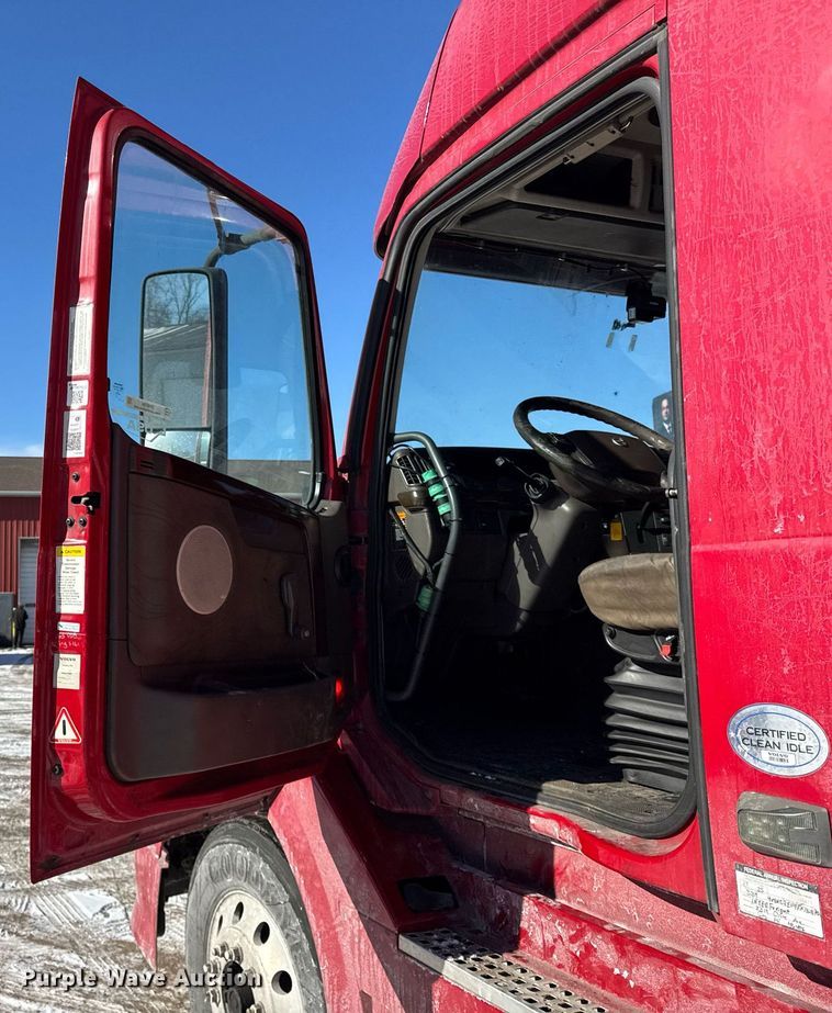 image for item DH9784 2015 Volvo VN Series semi truck