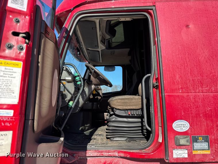 image for item DH9784 2015 Volvo VN Series semi truck