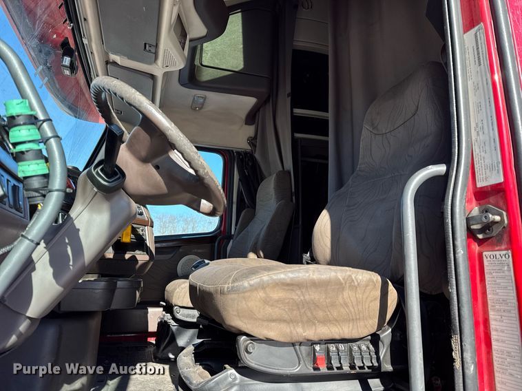 image for item DH9784 2015 Volvo VN Series semi truck