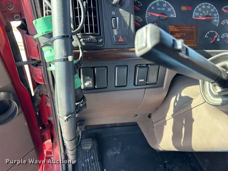 image for item DH9784 2015 Volvo VN Series semi truck