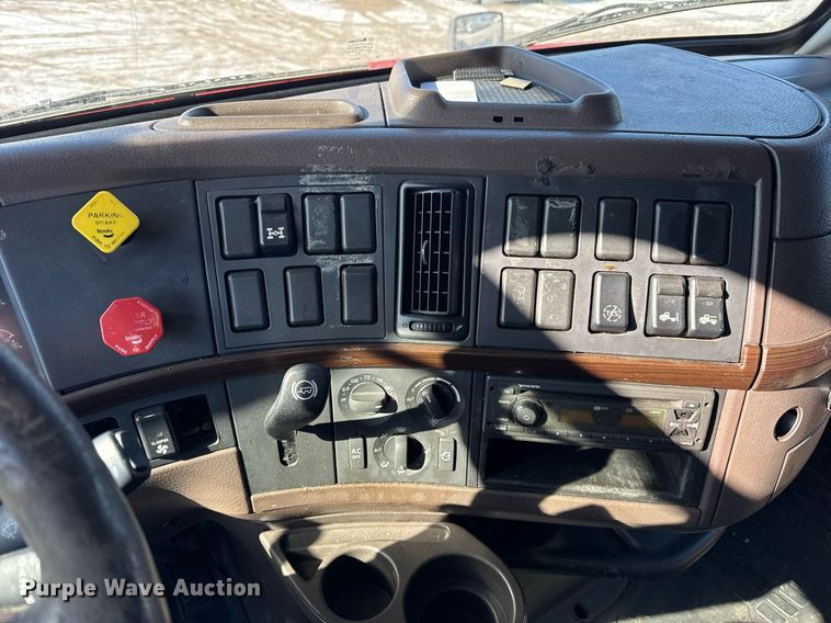 image for item DH9784 2015 Volvo VN Series semi truck