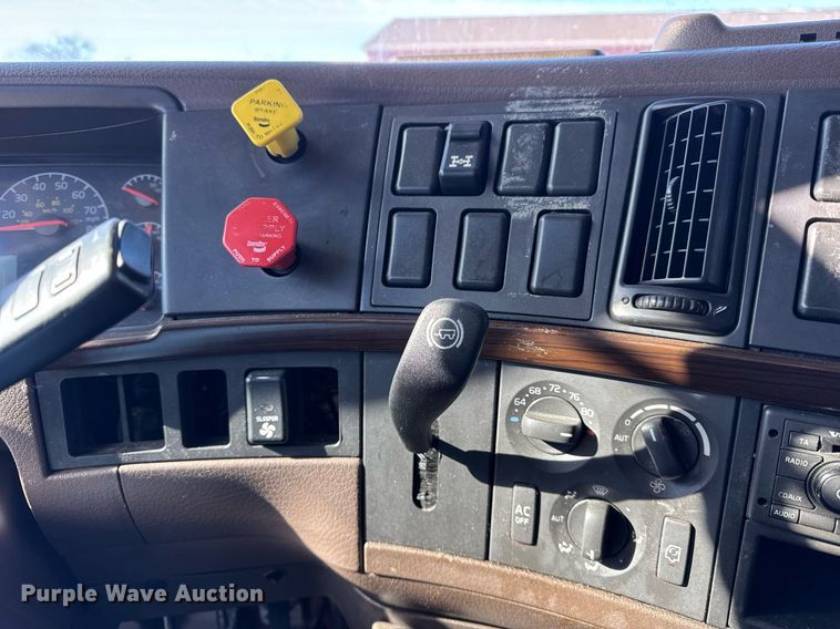 image for item DH9784 2015 Volvo VN Series semi truck