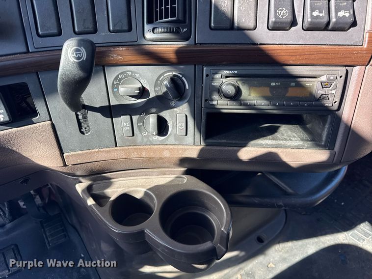 image for item DH9784 2015 Volvo VN Series semi truck