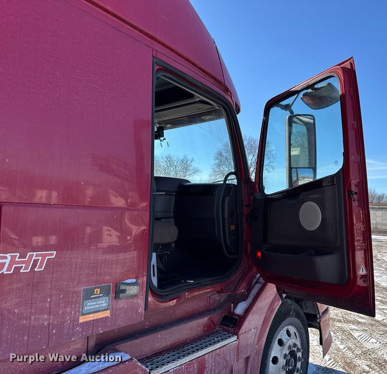 image for item DH9784 2015 Volvo VN Series semi truck