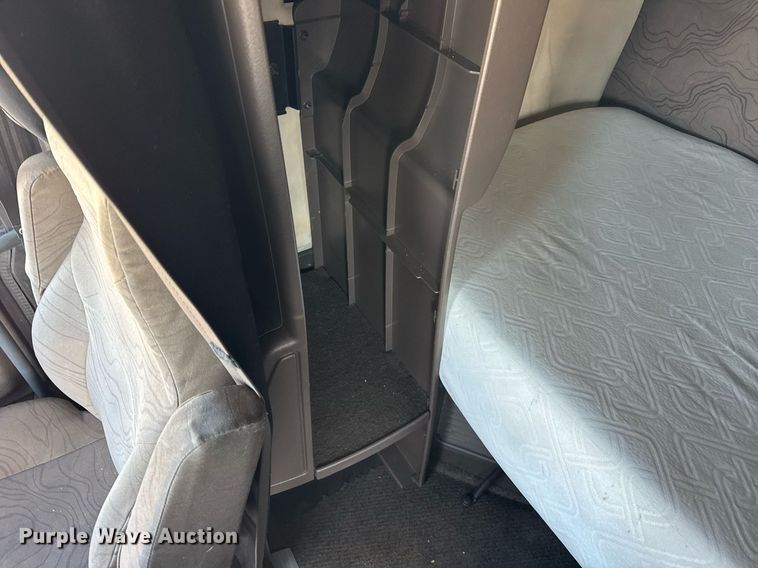 image for item DH9784 2015 Volvo VN Series semi truck