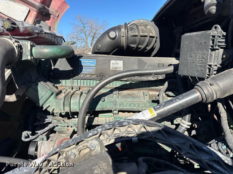 image for item DH9784 2015 Volvo VN Series semi truck