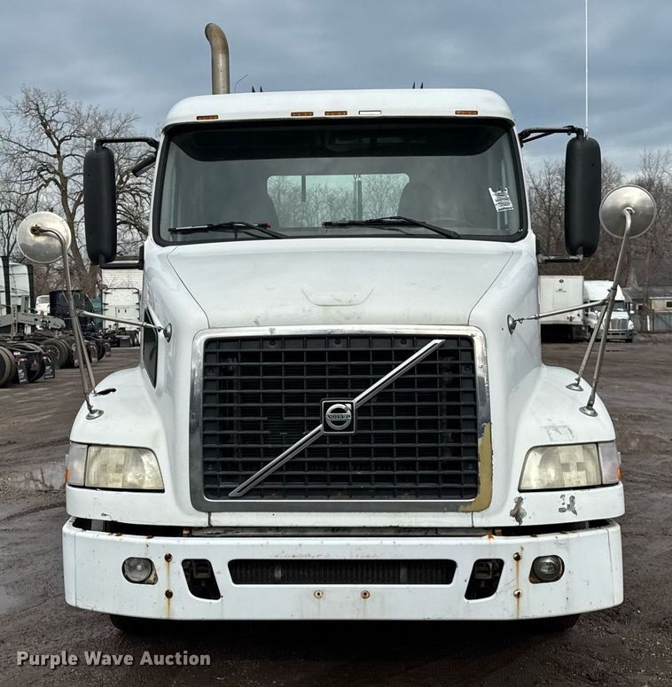 image for item DH9816 2005 Volvo VN semi truck