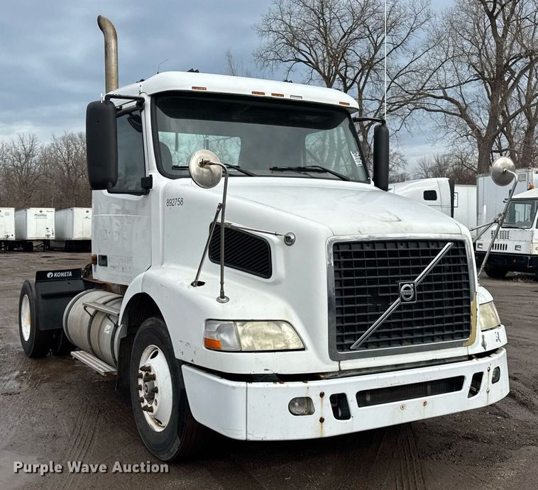 image for item DH9816 2005 Volvo VN semi truck