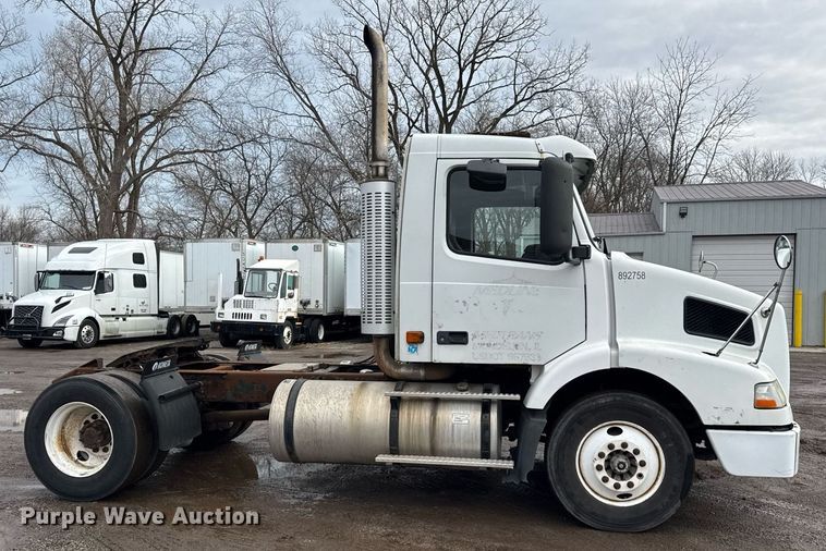 image for item DH9816 2005 Volvo VN semi truck