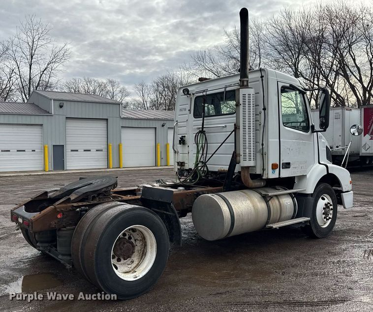 image for item DH9816 2005 Volvo VN semi truck