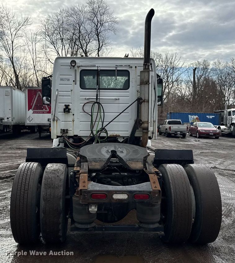 image for item DH9816 2005 Volvo VN semi truck