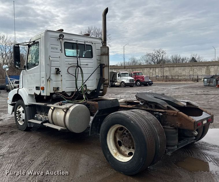 image for item DH9816 2005 Volvo VN semi truck
