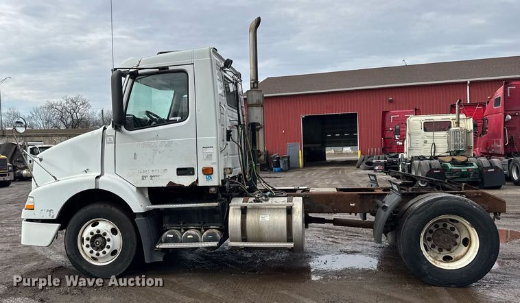 image for item DH9816 2005 Volvo VN semi truck