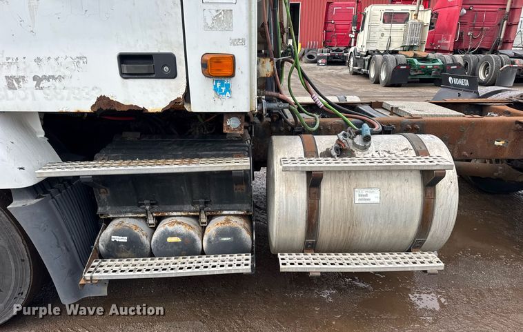 image for item DH9816 2005 Volvo VN semi truck