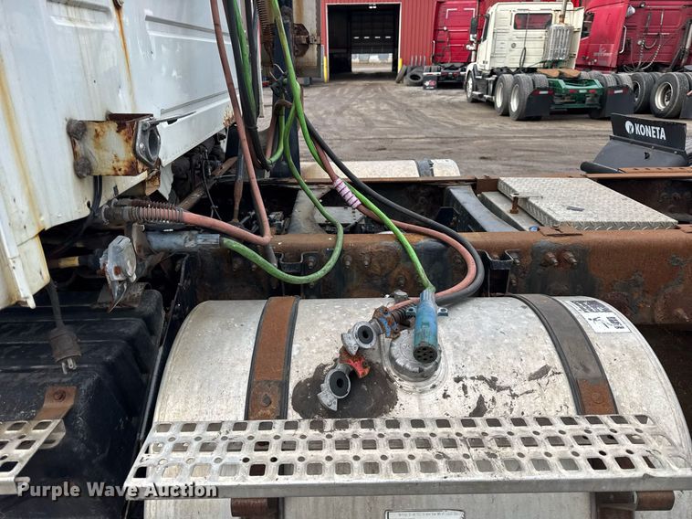 image for item DH9816 2005 Volvo VN semi truck