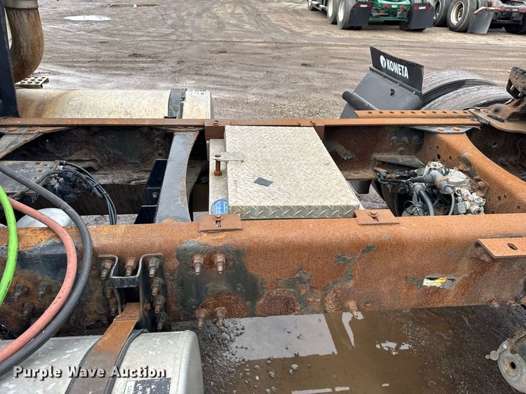 image for item DH9816 2005 Volvo VN semi truck