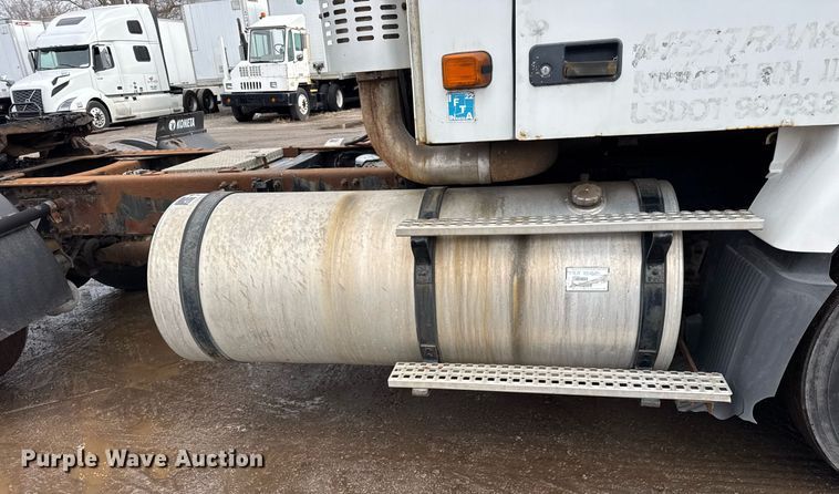 image for item DH9816 2005 Volvo VN semi truck