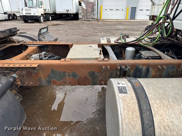 image for item DH9816 2005 Volvo VN semi truck