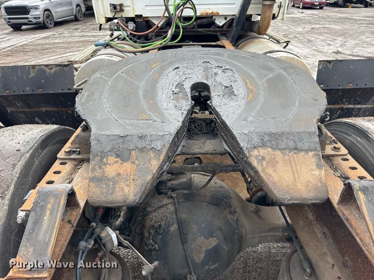 image for item DH9816 2005 Volvo VN semi truck