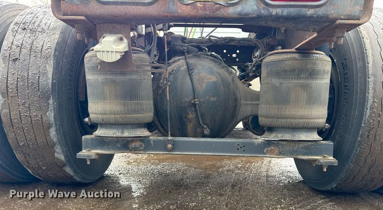 image for item DH9816 2005 Volvo VN semi truck