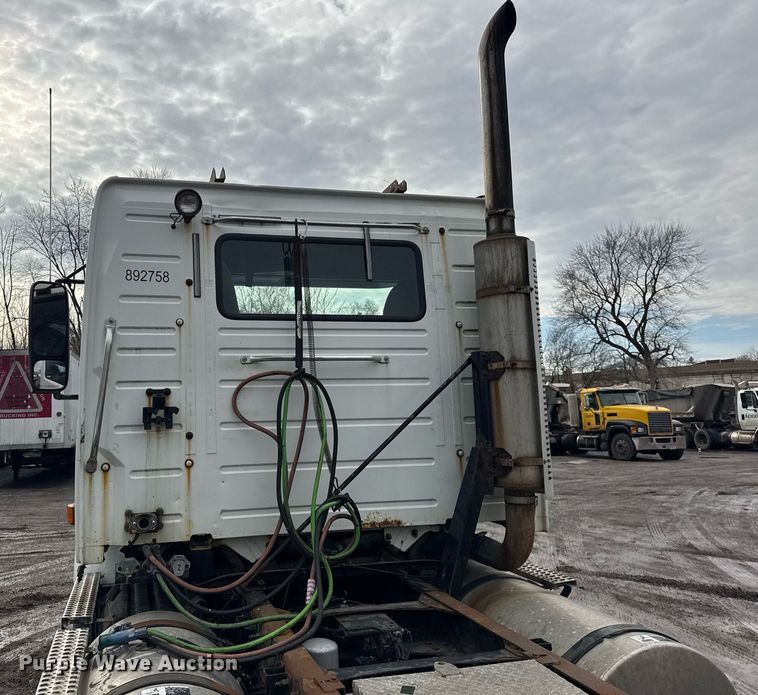 image for item DH9816 2005 Volvo VN semi truck