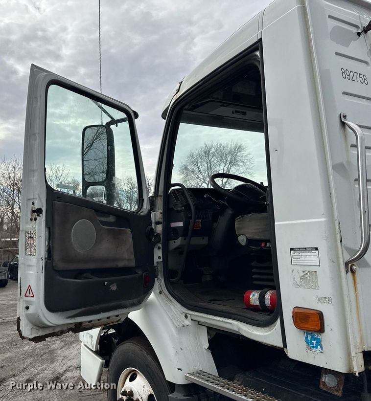 image for item DH9816 2005 Volvo VN semi truck