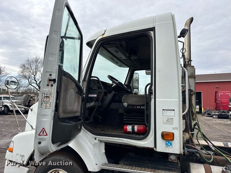 image for item DH9816 2005 Volvo VN semi truck