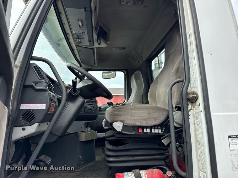 image for item DH9816 2005 Volvo VN semi truck