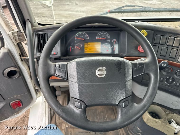 image for item DH9816 2005 Volvo VN semi truck