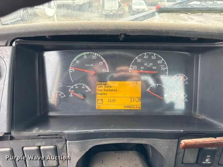 image for item DH9816 2005 Volvo VN semi truck