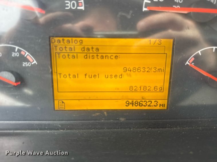 image for item DH9816 2005 Volvo VN semi truck