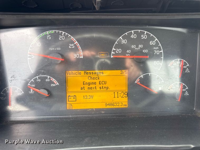 image for item DH9816 2005 Volvo VN semi truck