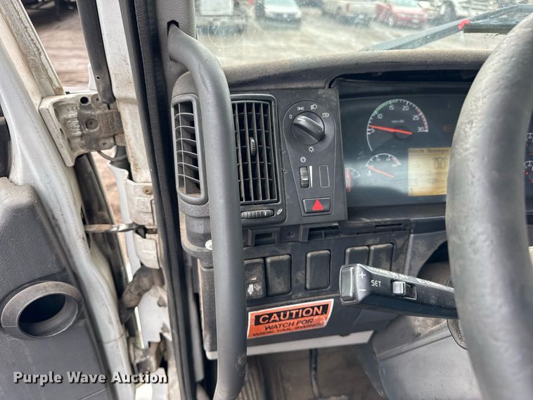 image for item DH9816 2005 Volvo VN semi truck