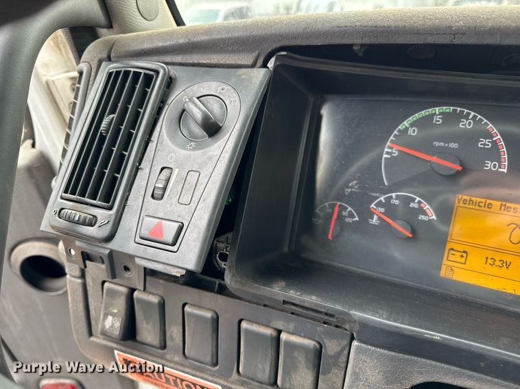 image for item DH9816 2005 Volvo VN semi truck