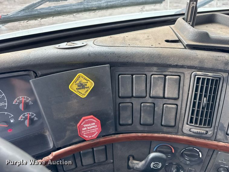 image for item DH9816 2005 Volvo VN semi truck