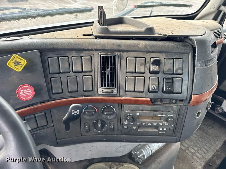 image for item DH9816 2005 Volvo VN semi truck