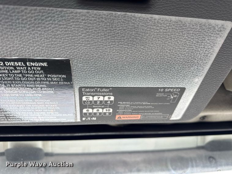 image for item DH9816 2005 Volvo VN semi truck