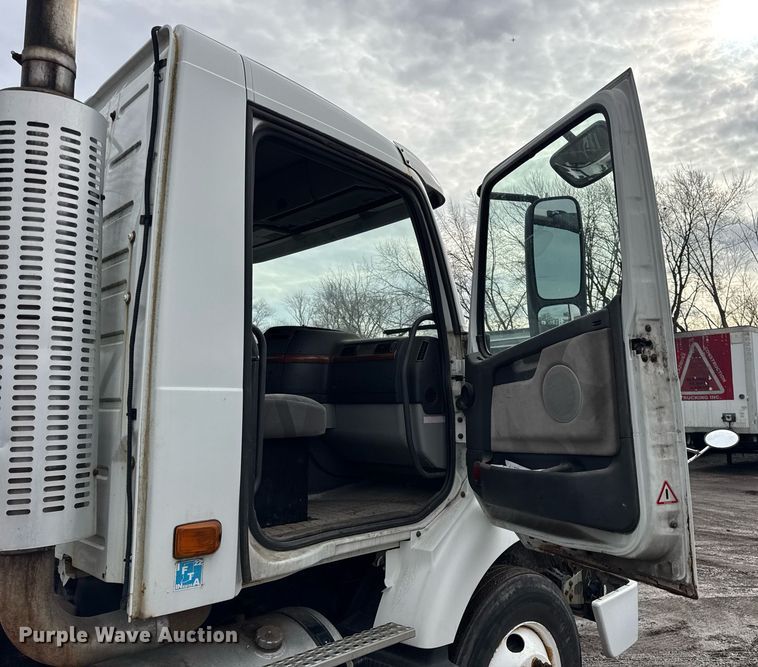 image for item DH9816 2005 Volvo VN semi truck