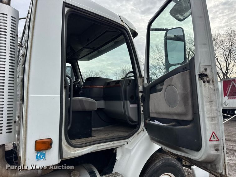 image for item DH9816 2005 Volvo VN semi truck