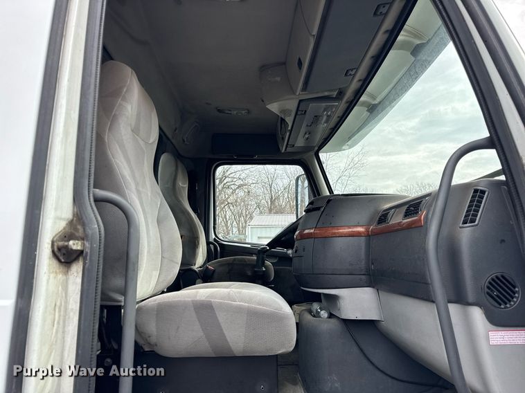 image for item DH9816 2005 Volvo VN semi truck