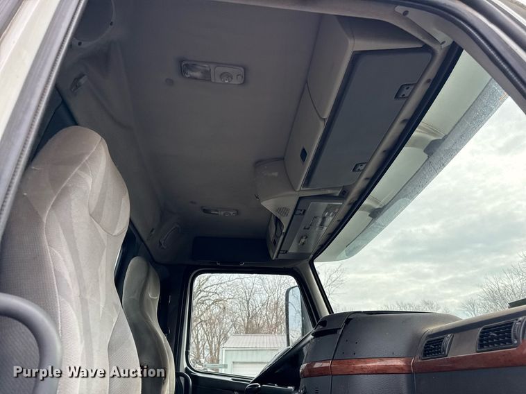 image for item DH9816 2005 Volvo VN semi truck